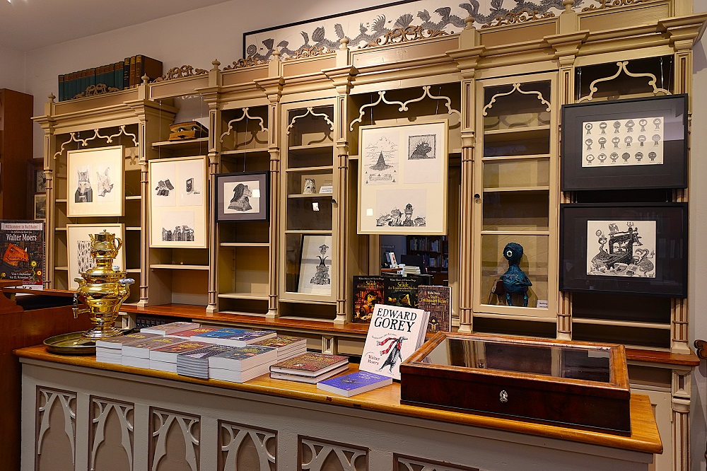 Ansicht der Hauptwand Ausstellung "Willkommen in Buchhaim"