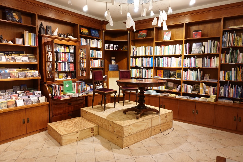 Bühne in der Buchhandlung Schaumburg