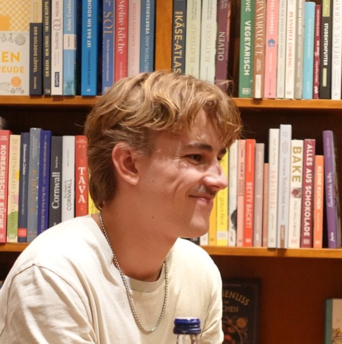 Nelio Biedermann bei der Lesung in der Buchhandlung Schaumburg