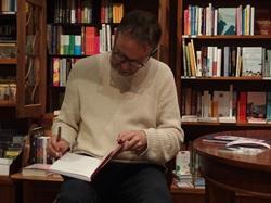Florian Beckerhoff signiert sein Buch "Sims und La Bim"